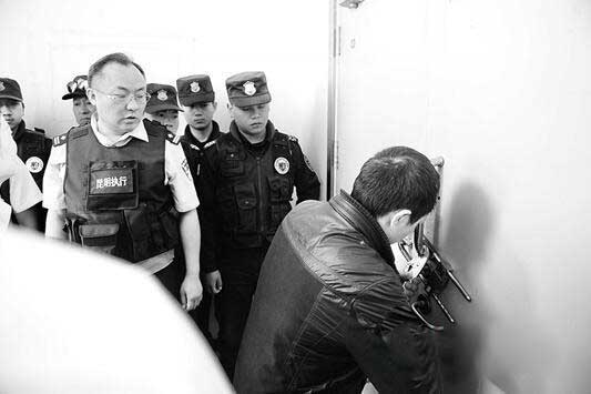 昆明“天順”物流城被法院強(qiáng)制執(zhí)行騰房-足足拉了20多車.jpg 昆明“天順”物流城被法院強(qiáng)制執(zhí)行騰房-足足拉了20多車.jpg