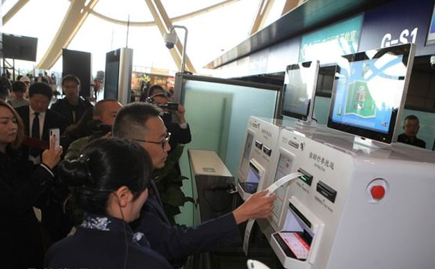 昆明搬家貨運(yùn)昆明長水國際機(jī)場自助行李托運(yùn)設(shè)備正式啟用.jpg 昆明搬家貨運(yùn)昆明長水國際機(jī)場自助行李托運(yùn)設(shè)備正式啟用.jpg